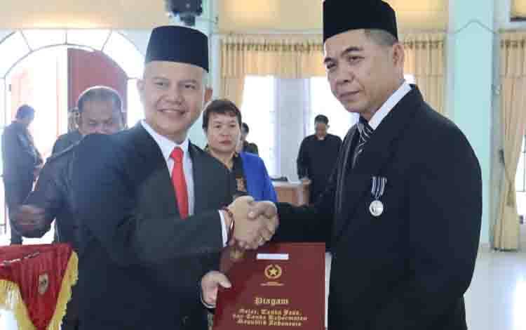 Bupati Gunung Mas: Penerima Satyalancana Karya Satya Diharapkan Tingkatkan Integritas