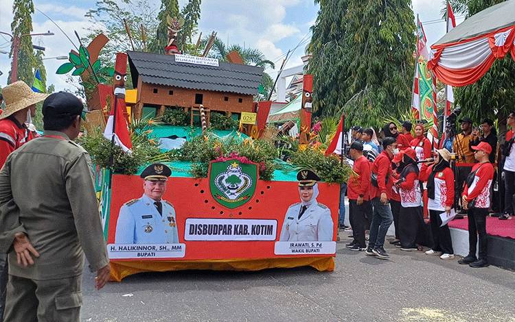 Disbudpar Kotim Promosikan Pelestarian Cagar Budaya pada Pawai Pembangunan HUT ke-78 RI
