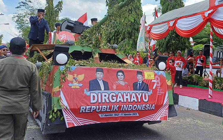 Setwan Kotim Ikuti Pawai Pembangunan HUT ke-78 RI dengan Teaterikal Pembacaan Teks Proklamasi?