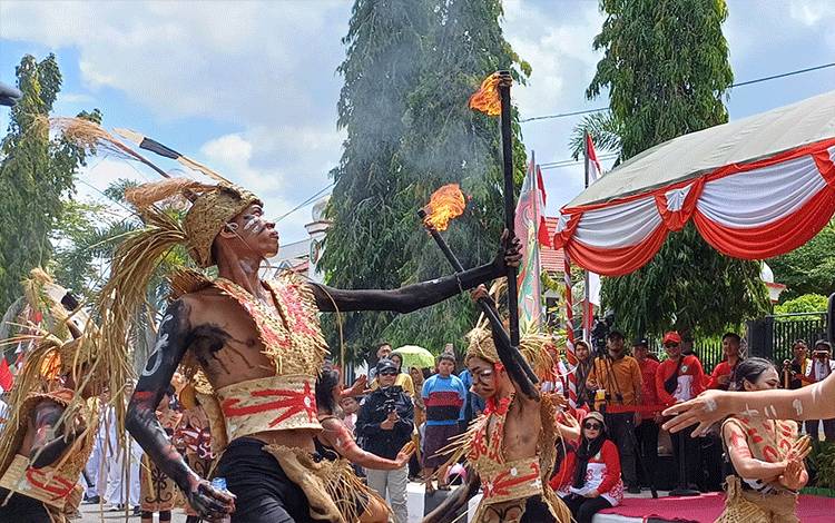 Lebih dari 10 Ribu Orang Meriahkan Pawai Pembangunan HUT ke-78 RI di Kotim