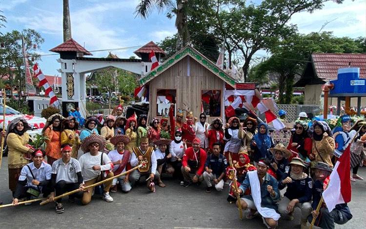 Kecamatan Baamang Bawa Kesenian Batirik saat Pawai Pembangunan HUT ke-78 RI di Kotim