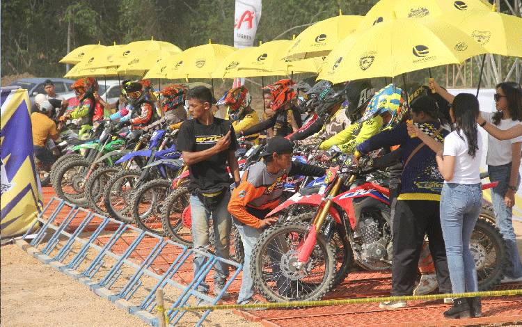 245 Starter Bersaing di Kejurda Seri II Grasstrack Bupati Cup I Gunung Mas Open 2023