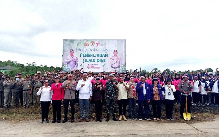 Polres Barito Utara Tanam 3.000 Bibit Pohon Serentak di Eks Bandara Beringin