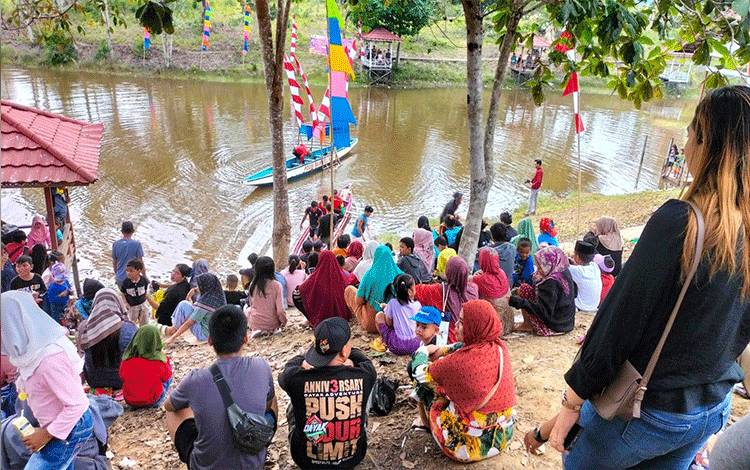 Lomba Perahu Tradisional dan Besei Kambe di Murung Raya Meriah