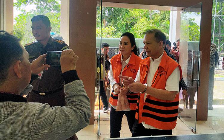 Kenakan Rompi Oranye, Mantan Bupati Kapuas dan Istri Jalani Sidang Eksepsi di Pengadilan Tipikor Palangka Raya