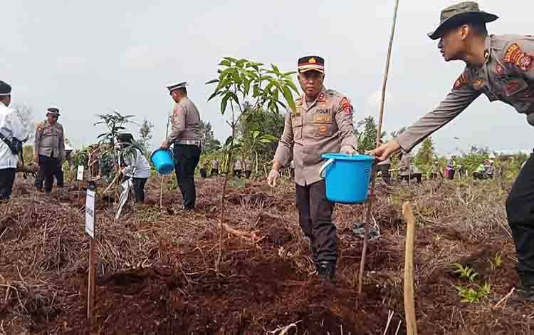 Polres Kotim Tanam Ribuan Bibit Pohon Penghijauan