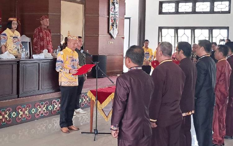 Ketua Dewan Adat Dayak Kecamatan se-Kabupaten Gunung Mas Dikukuhkan