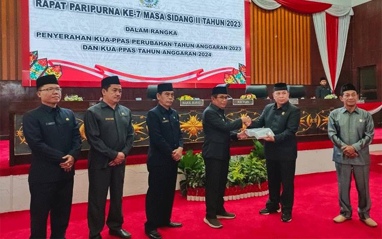 Serahkan Rancangan KUA-PPAS Perubahan 2023 dan 2024, Wabup Murung Raya Bilang Begini