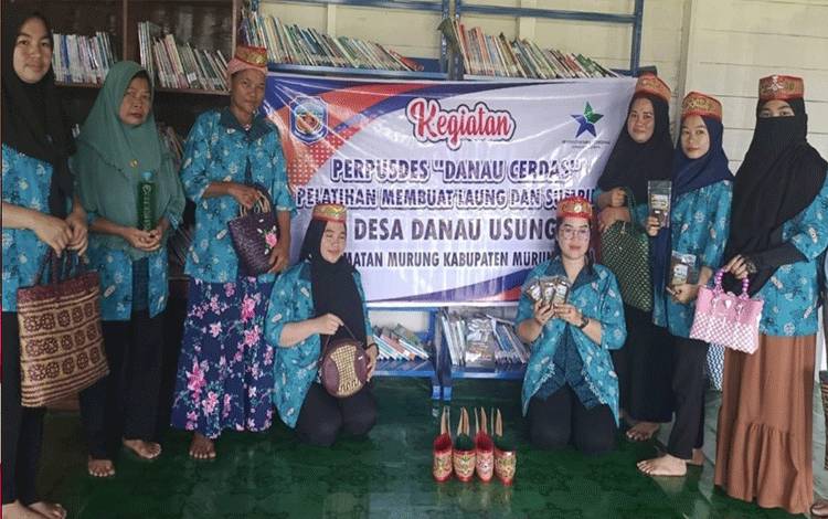 PKK Desa Danau Usung Produksi Lawung dan Sumping