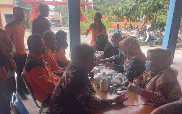 Petugas Puskesmas Madurejo Cek Kesehatan Tim Pemadam Karhutla