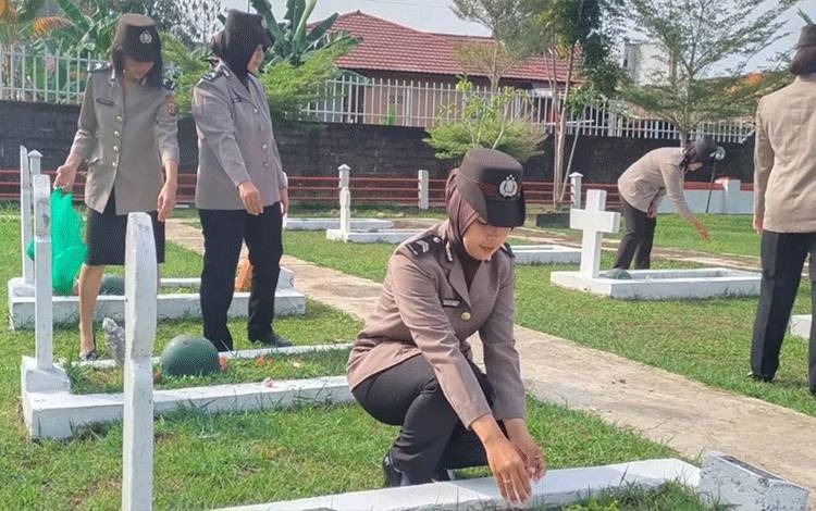 Personel Polres Kapuas Ziarah ke TMP Kencana Jelang HUT ke-75 Polwan