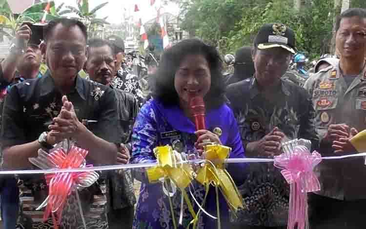 Anggota DPRD Kapuas Ini Hadiri Peresmian Kantor Desa Mawar Mekar