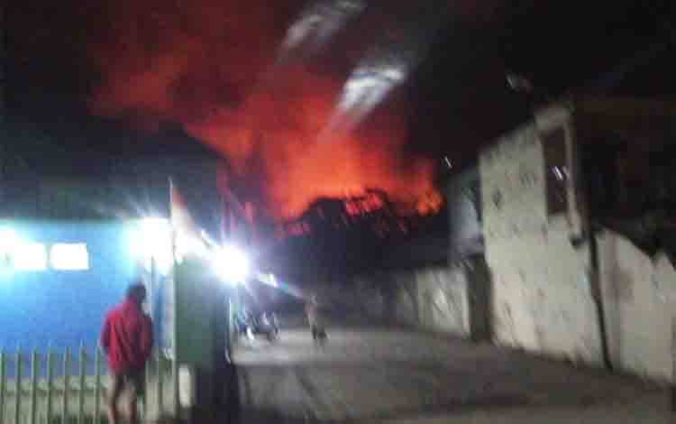 Satu Unit Bangunan Walet di Kuala Pembuang Terbakar