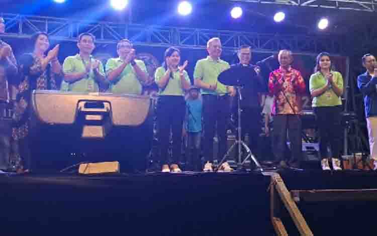 Bupati Gunung Mas Tabuh Alat Musik Tanda Dibukanya Festival dan Konser Musik Pemuda GKE