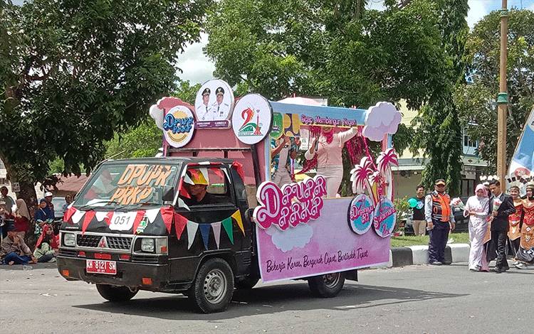 DPUPRPRKIM Sukamara Usung Tema Barbie & Ken Pada Pawai Pembangunan 2023