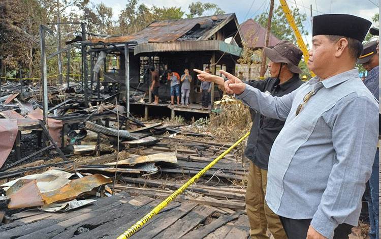 Bupati Kotim Tinjau Lokasi Kebakaran di Kota Besi dan Serahkan Bantuan Sembako