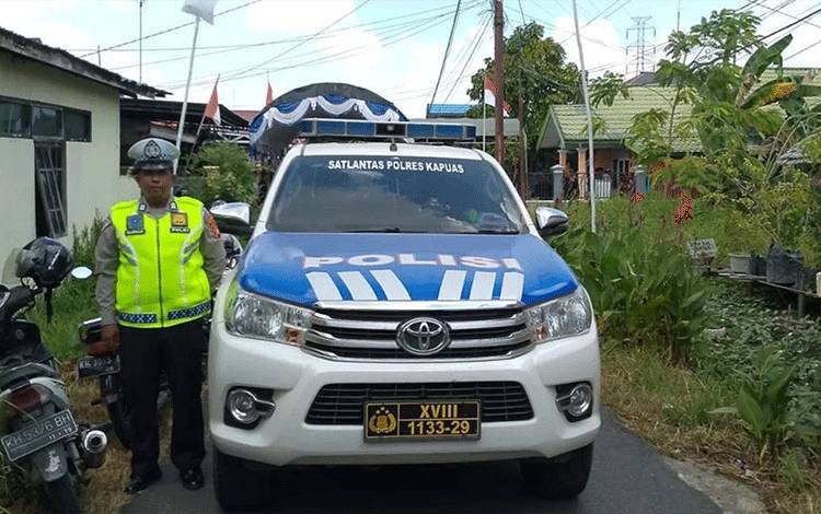 Wujud Penghormatan Terakhir ke Personel, Satlantas Polres Kapuas Kawal Menuju ke Pemakaman