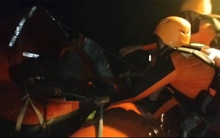 Sebuah Kapal Karam di Muara Sungai Mentaya