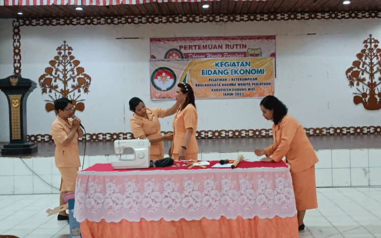 DWP Gunung Mas Gelar Pelatihan Membuat Pola Menjahit