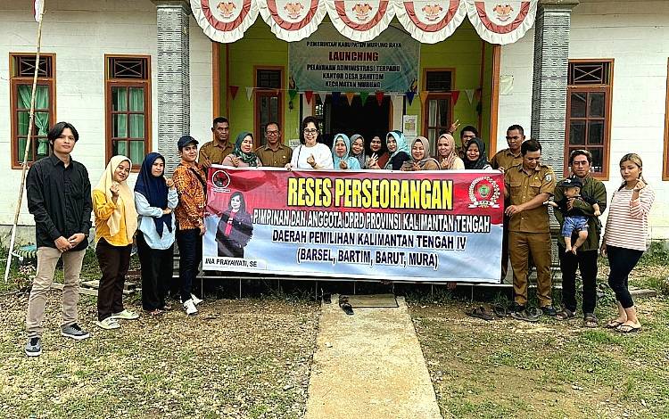 Anggota DPRD Kalteng, Ina Prayawati (baju putih) pada saat melaksanakan reses di wilayah Kabupaten Mura dan menyerap berbagai aspirasi masyarakat disana. (FOTO: DOK RESES INA PRAYAWATI)