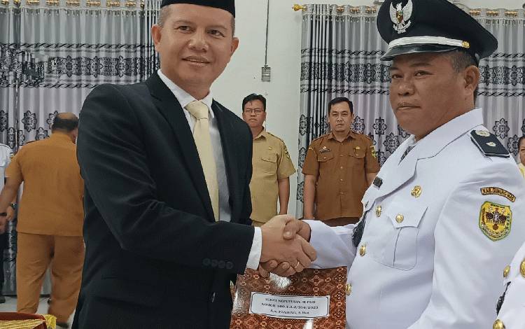 Kades Parempei Meninggal Dunia, Bupati Gunung Mas Lantik Penggantinya