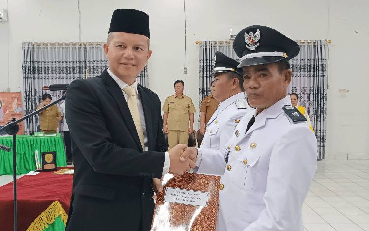 Bupati Gunung Mas Lantik Suhadi Tawar Menjadi Pj Kades Luwuk Langkuas