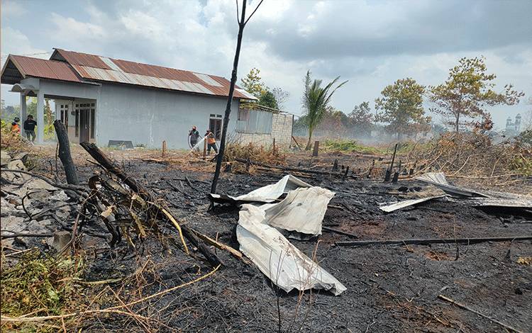 Sebuah Pondok Terbakar Akibat Kebakaran Lahan