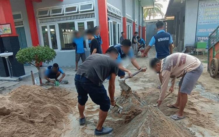 WBP Rutan Kuala Kapuas Lakukan Pembuatan Paving