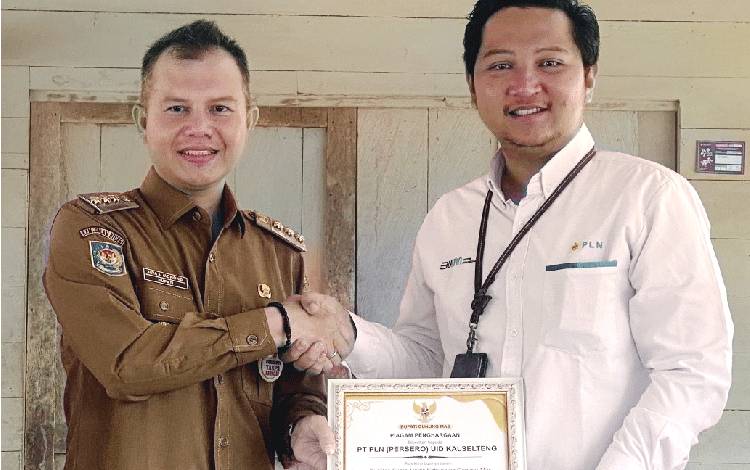 Bupati Gunung Mas Beri Piagam Penghargaan kepada PLN karena ini
