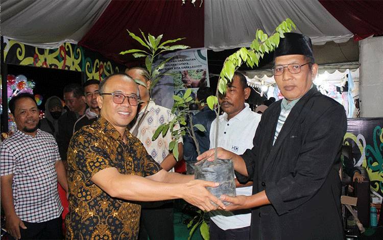 Kepala DLHK Seruyan Serahkan Bibit Tanaman untuk Sekolah Adiwiyata