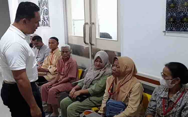 Masyarakat Sampaikan Terima Kasih saat Bupati Pantau Langsung Operasi Katarak Gratis di RSUD Lamandau