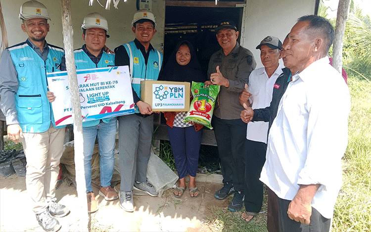 Warga Kurang Mampu di Desa Sungai Undang Terima Program Pemasangan Listrik Gratis