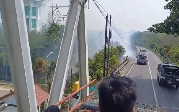 Semak Belukar Dekat Masjid Baitul Yaqin Kasongan Terbakar