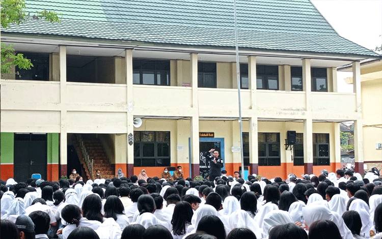 Humas Polda Kalteng Sosialisasi Bijak Bermedsos dan Setop Bullying di SMAN 2 Palangka Raya
