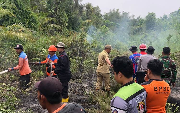 Satgas Kapuas Padamkan Karhutla di Wilayah Kelurahan Selat Utara