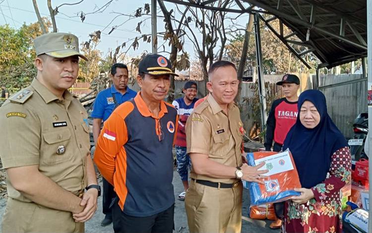 Warga Terdampak Kebakaran Rumah di Jalan A Yani Kapuas Terima Bantuan