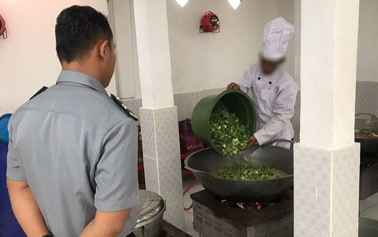 Petugas Rutan Kapuas Awasi Kegiatan Tamping Pekerja Memasak di Dapur?