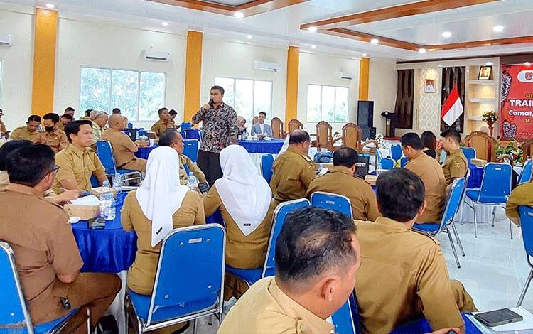 OJK Berikan Training Camat, Lurah dan Kepala Desa se-Kabupaten Kotawaringin Barat