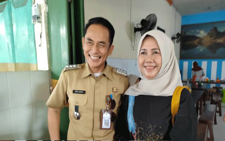 Dewan Apresiasi Camat Pahandut Inisiatif Bagikan Masker Untuk Pelajar
