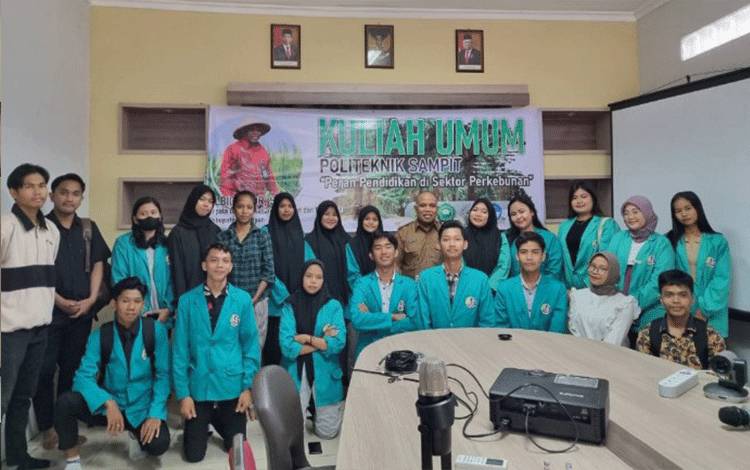 Kepala DKPP Seruyan Berikan Kuliah Umum di Politeknik Sampit