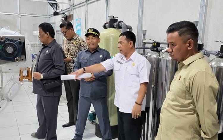 Komisi C DPRD Kobar Monitoring ke Pabrik Air Minum Kemasan 'Banyu Kinum'