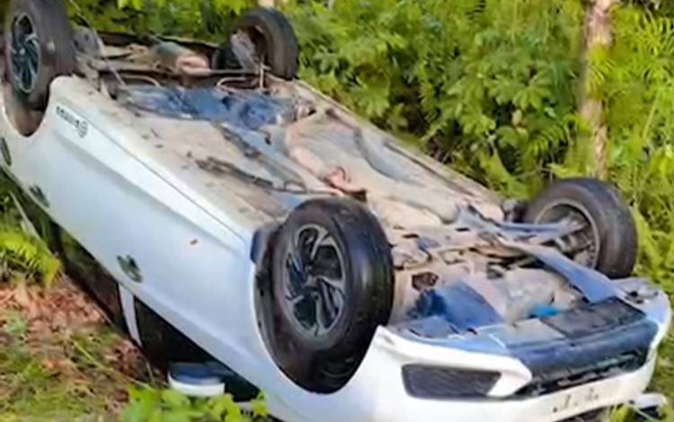 Sebuah Mobil Terbalik di Tjilik Riwut Kilometer 25