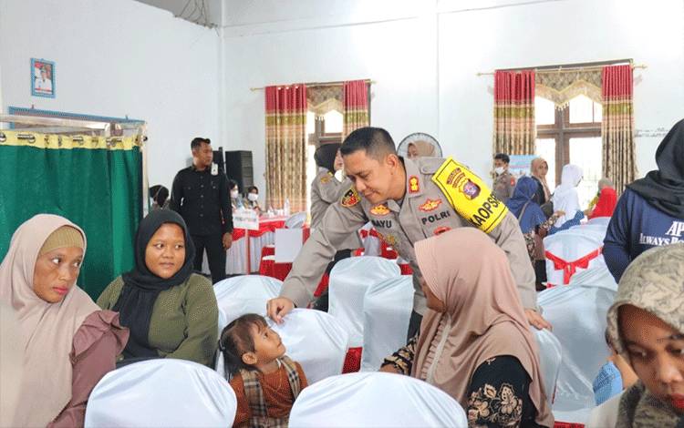 Tingkatkan Angka Kesehatan, Kapolres Kobar Gelar Bakti Kesehatan Akbar di Kumpai Batu Bawah
