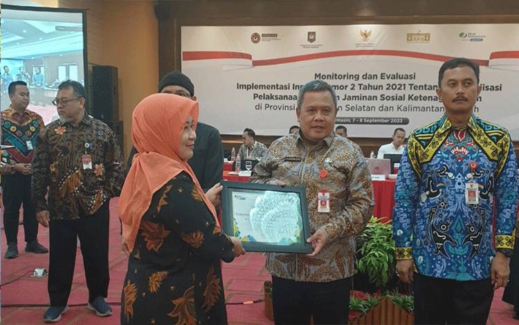 Komitmen Terhadap Jaminan Sosial Tenaga Kerja untuk Pekerja Rentan, Pemkab Kobar Raih Penghargaan