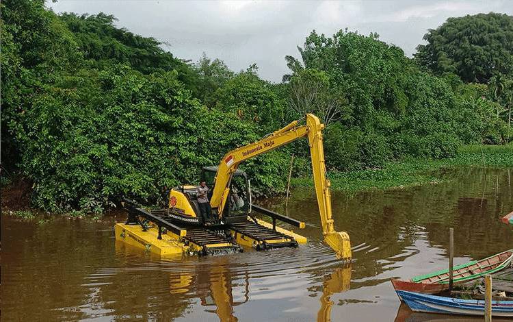 Pengerukan Sungai di Sampit Belum Bisa Gunakan Ekskavator Amfibi Karena ini