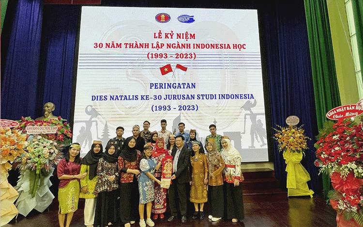 Mahasiswa Pascasarjana Pendidikan Bahasa Inggris UPR Ajarkan Bahasa dan Budaya Kalteng-Indonesia ke Vietnam