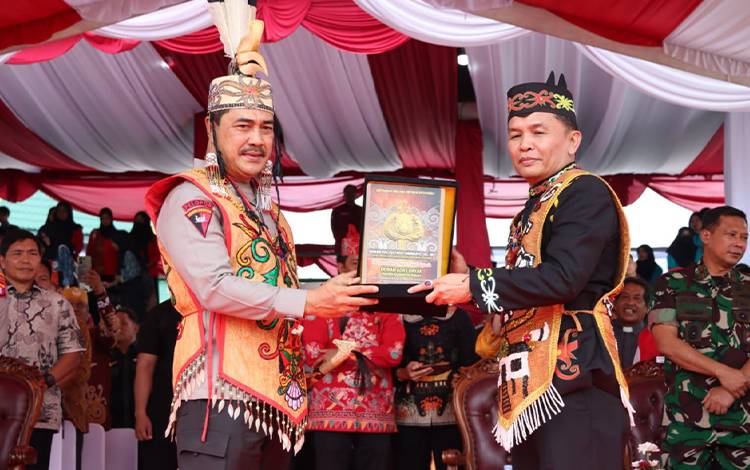 Gelar Warga Kehormatan Dayak Wakapolri Wujud Penghormatan Kepada Polri  ?