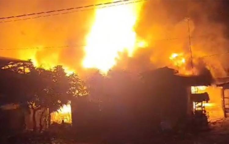 Kebakaran Gegerkan Warga Jalan KS Tubun Kuala Kapuas