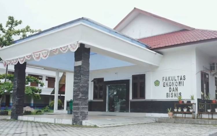 Rektor UPR Kritik Pelayanan Fakultas Ekonomi dan Bisnis