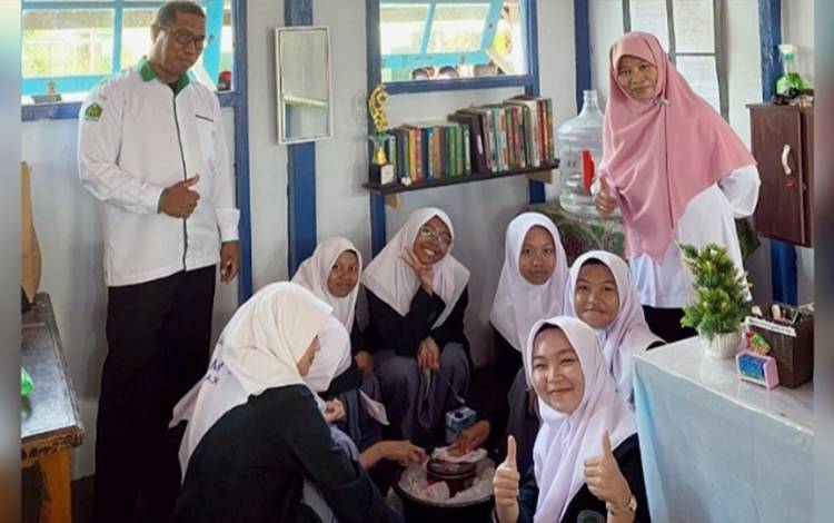Peserta Didik MAN Kapuas Bikin Es Krim dari Kegiatan Praktikum